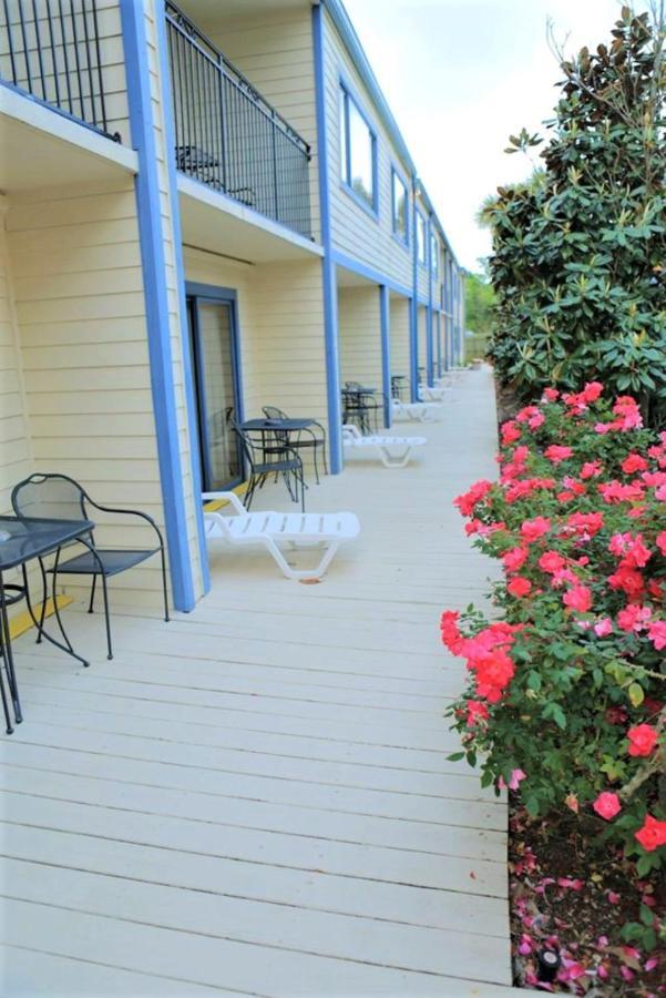 Royal Holiday Beach Resort Biloxi Exterior photo